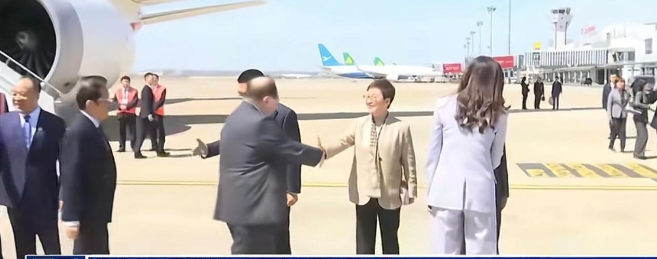 郑丽文抵达上海，二十年首次，有个细节，不知道什么原因。今天的上海，阳光格外显