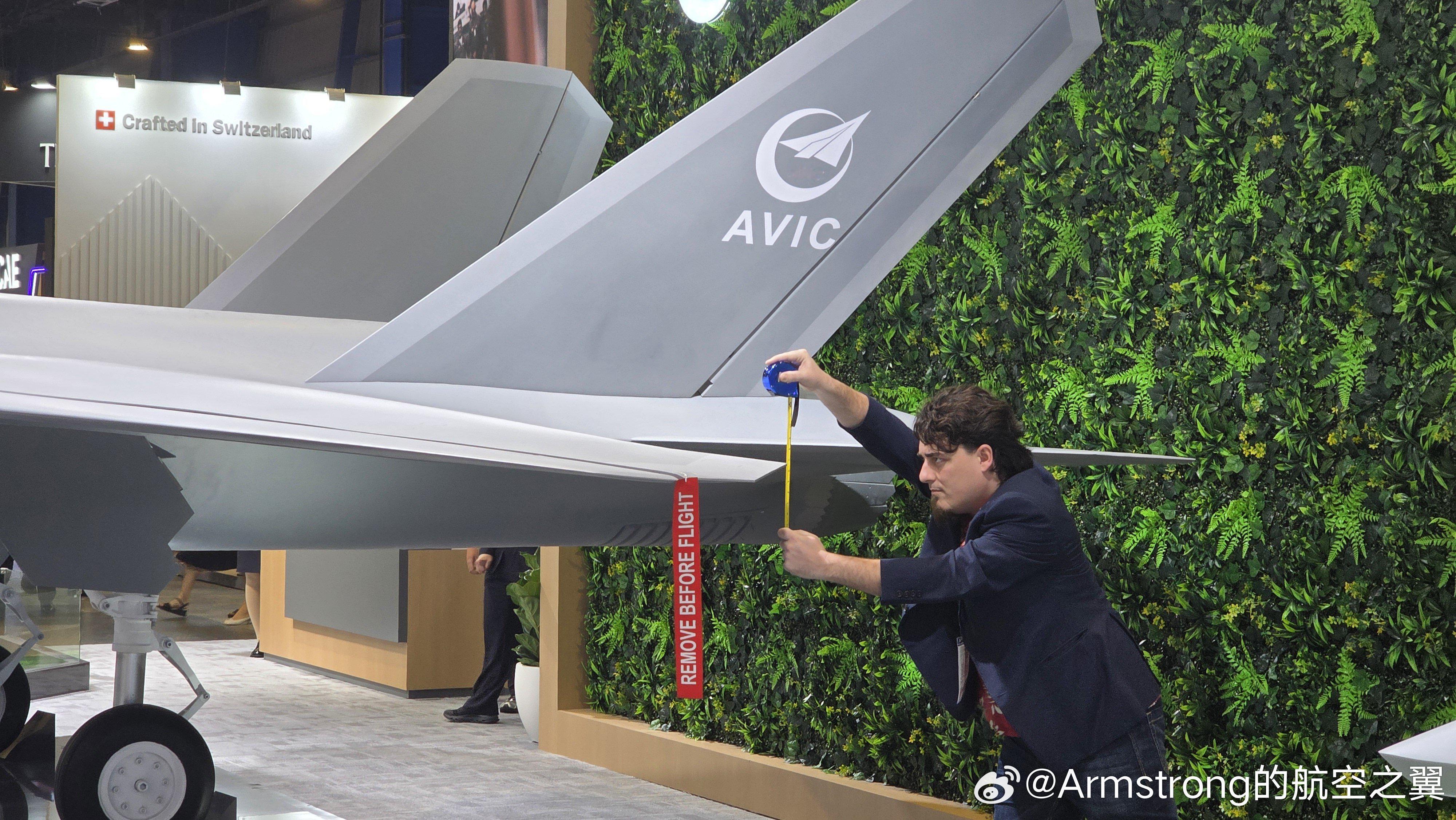 在2026新加坡航展中国展区，中国新一代隐身战斗机歼-35A的大比例模型列阵“C