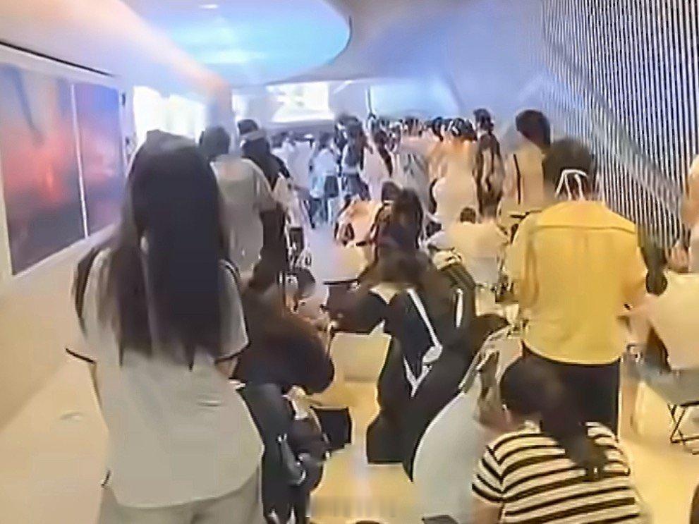 杨紫白玉兰视后的首个活动白玉兰视后杨紫的线下人气啊啊啊啊啊，谁看了不说一句杨紫