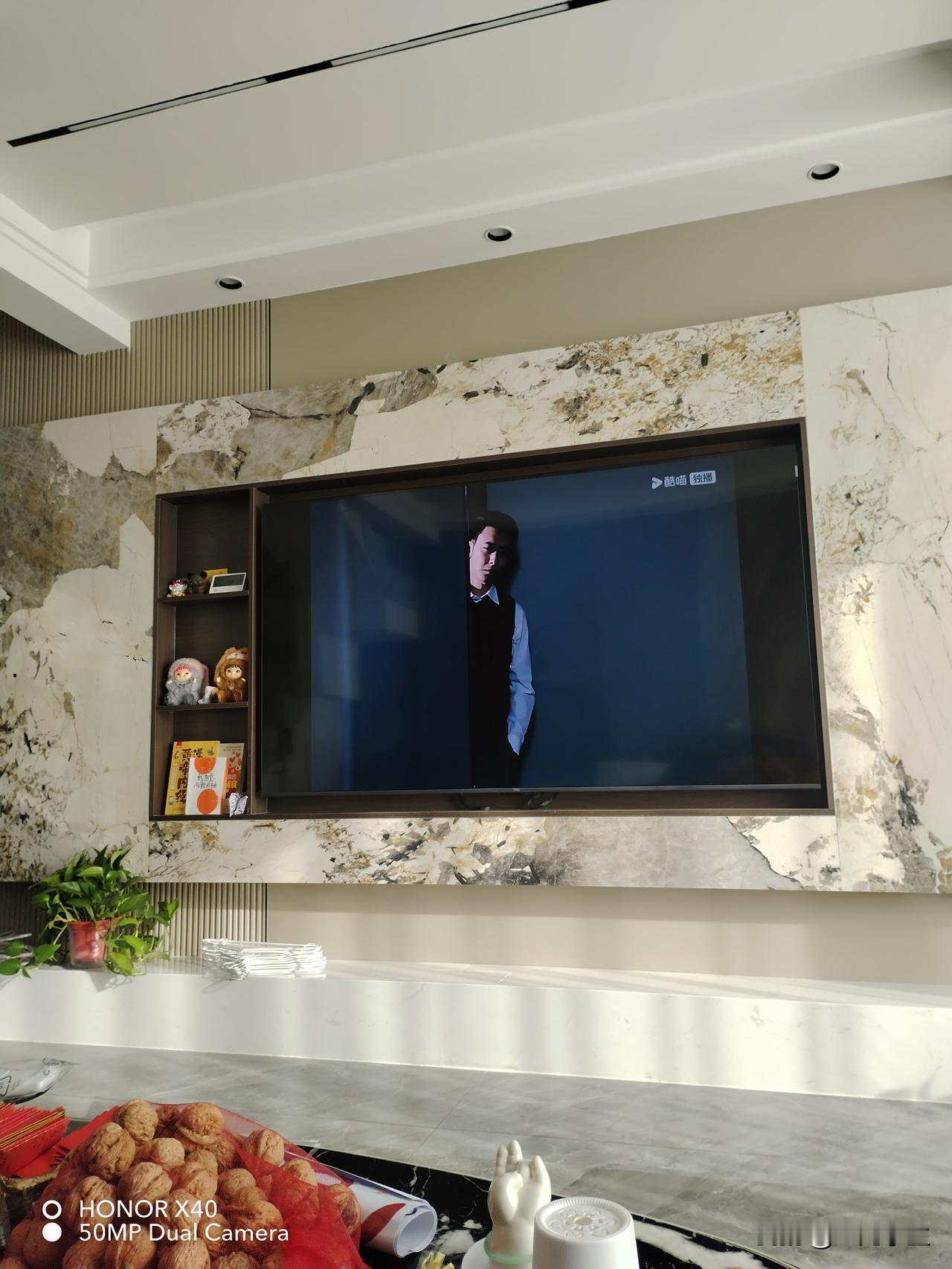 闺女的新家收拾得井井有条，尤其是厨房，大勺里外都干干净净，闺女说是姑爷收拾的，晚