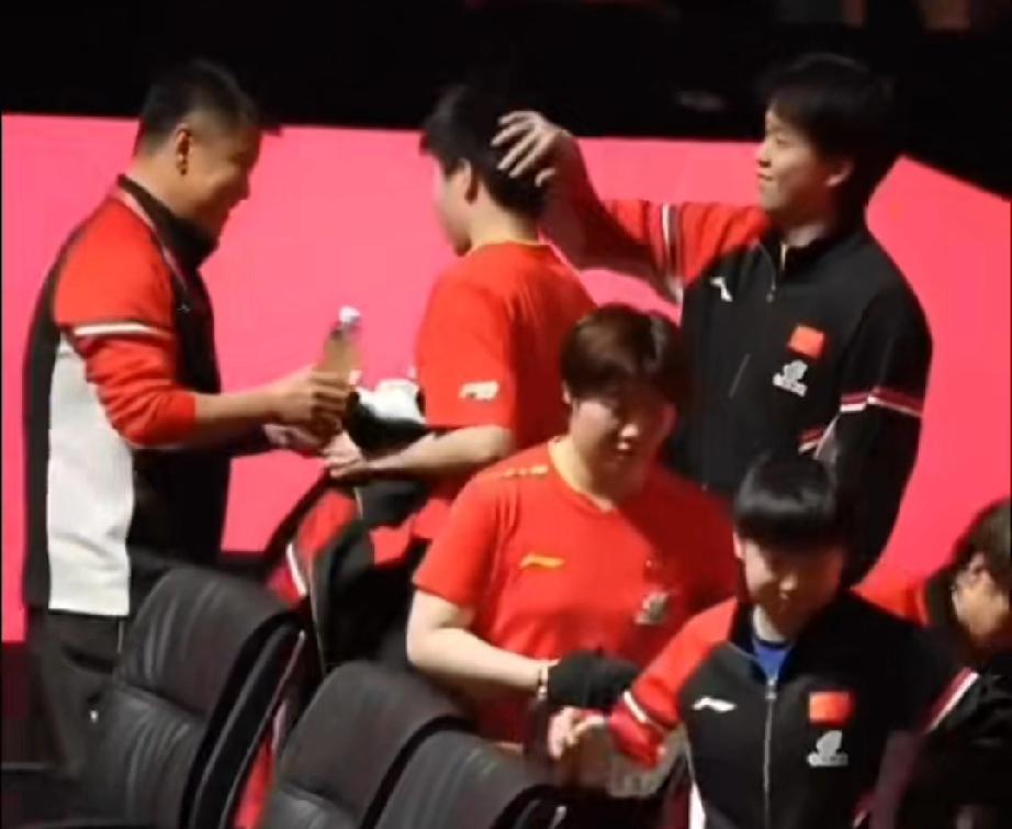 国乒还是非常有爱的团队！成都混合团体世界杯第二阶段最后一场比赛，中国队对阵瑞典队