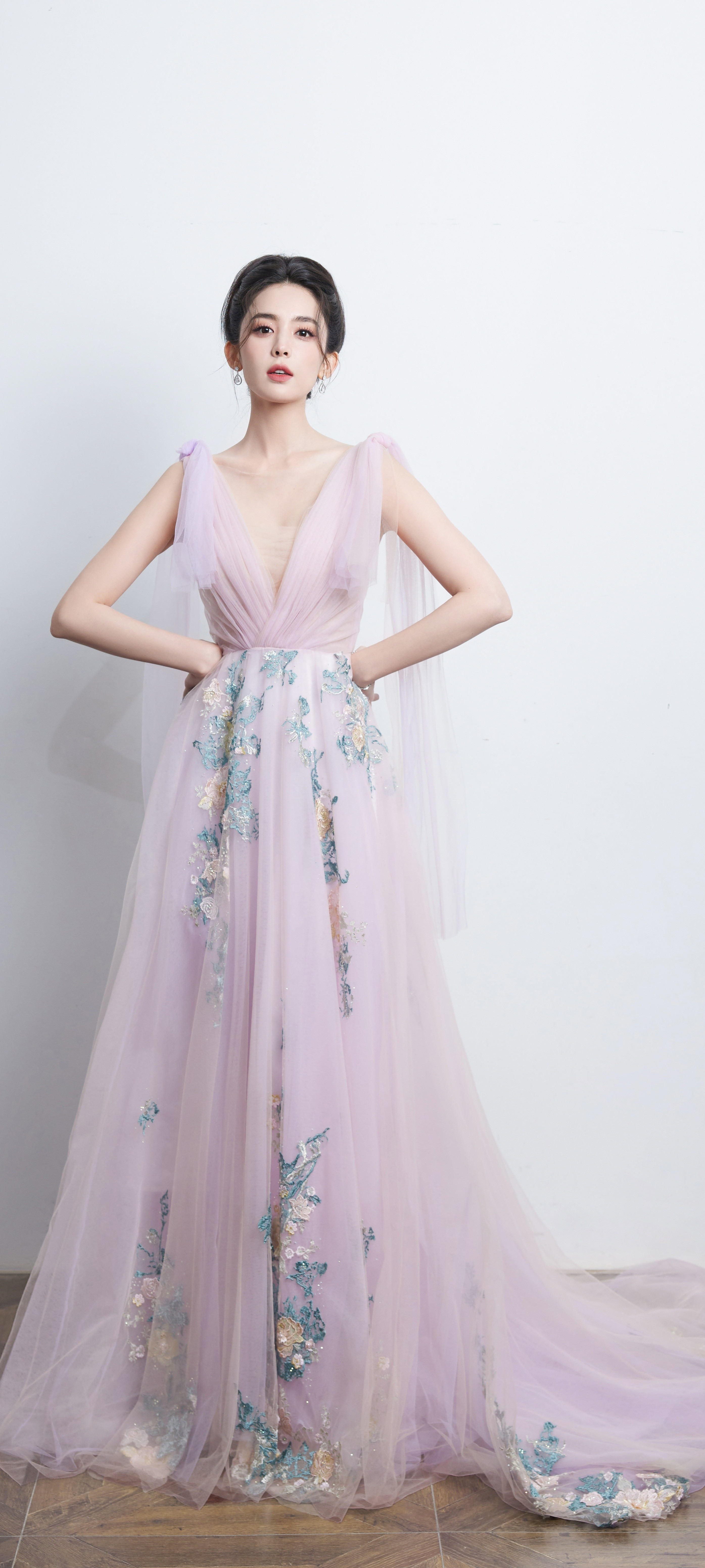 古力娜扎：轻纱淡颜，粉黛佳人。娜扎