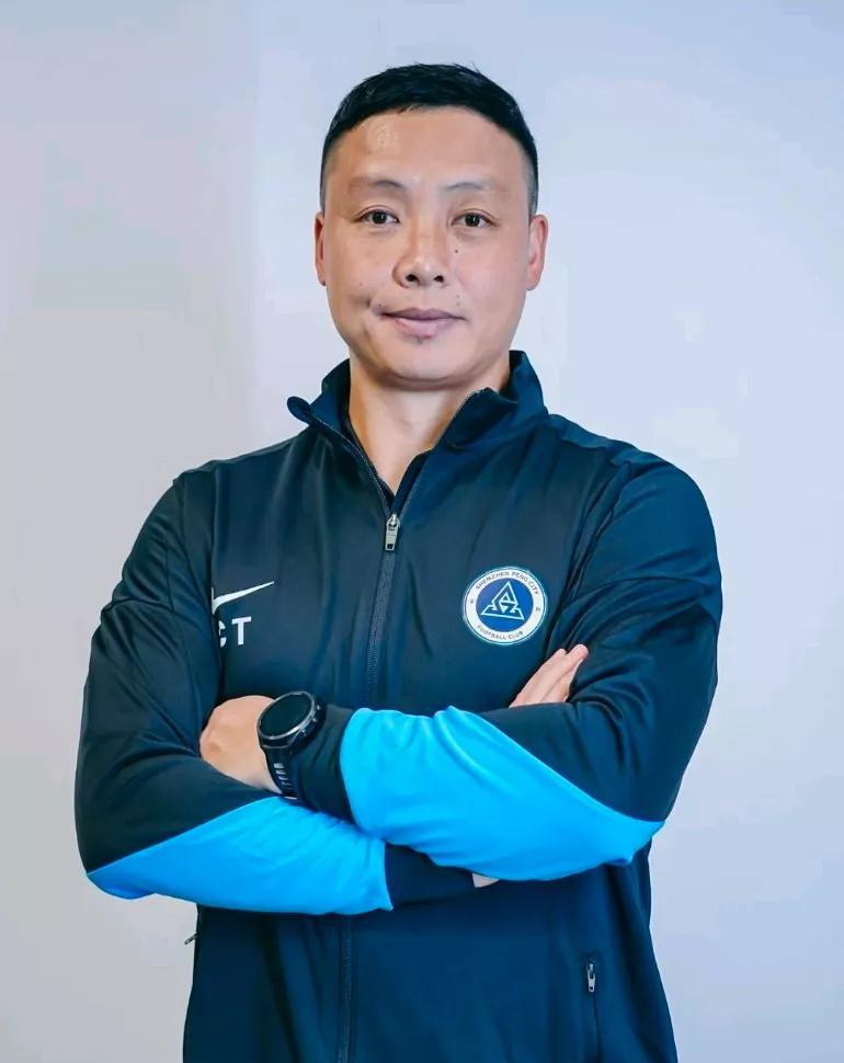 助理教练陈涛大概率已经接任主教练佩普的烂摊子。且看陈涛能否带领深圳新鹏城最后6