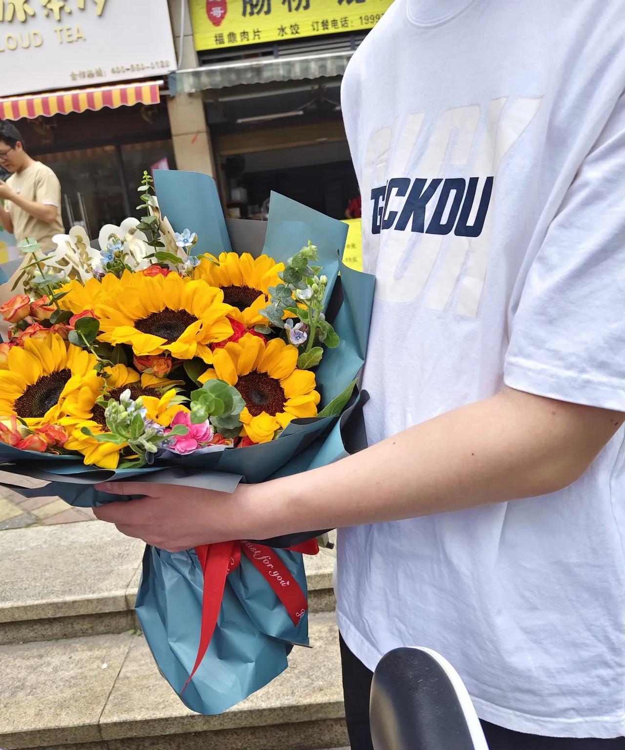 2025年6月7日，11点30分。第一场语文高考结束。刚刚，我问了第一个走出考