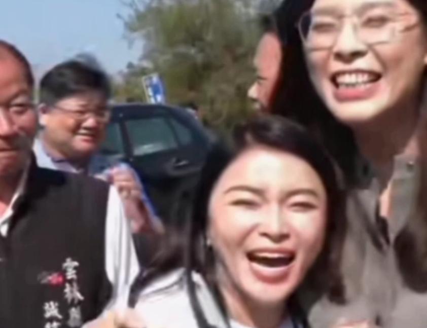 郑丽文荣归故乡 11月23号，中国国民党主席郑丽文回到故乡，受到乡党们的热烈