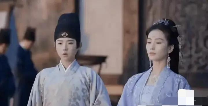 刘诗诗是来搞笑的吗？剧里挺这个腰，头往后仰，眼睛看人也就得往下看，给无神的眼睛增