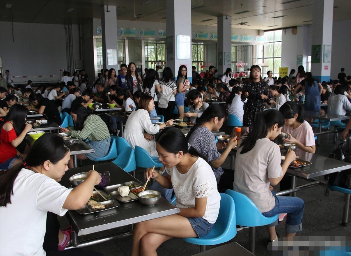 大一女生哭穷：1400元生活费撑不下去？撕开的何止是家庭遮羞布“这大学我真