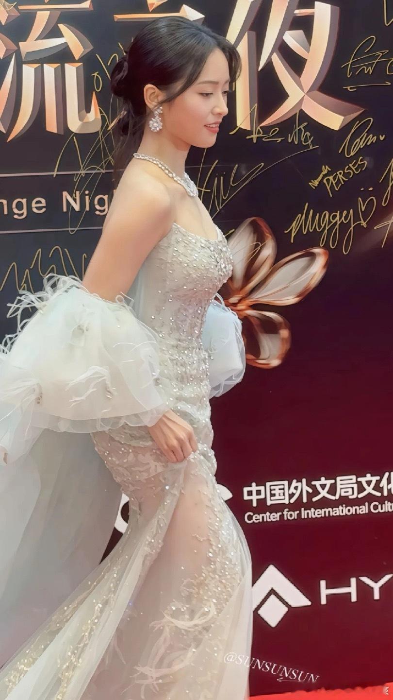 你们都说沈月不够瘦可是我真的好喜欢她的身材！现实中看肯定是瘦的，而且不是那种干瘦