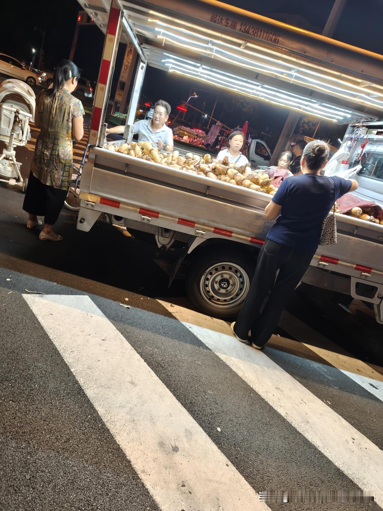 现在大环境不好，很多单位的精简人了。我雇主小区在成都虽说不上高端小区。但也属