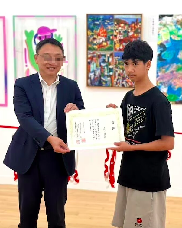 刘芸郑钧两人的孩子小小年纪看起来好沧桑，就像是个瘦弱的老人一样。之前刘芸还曾