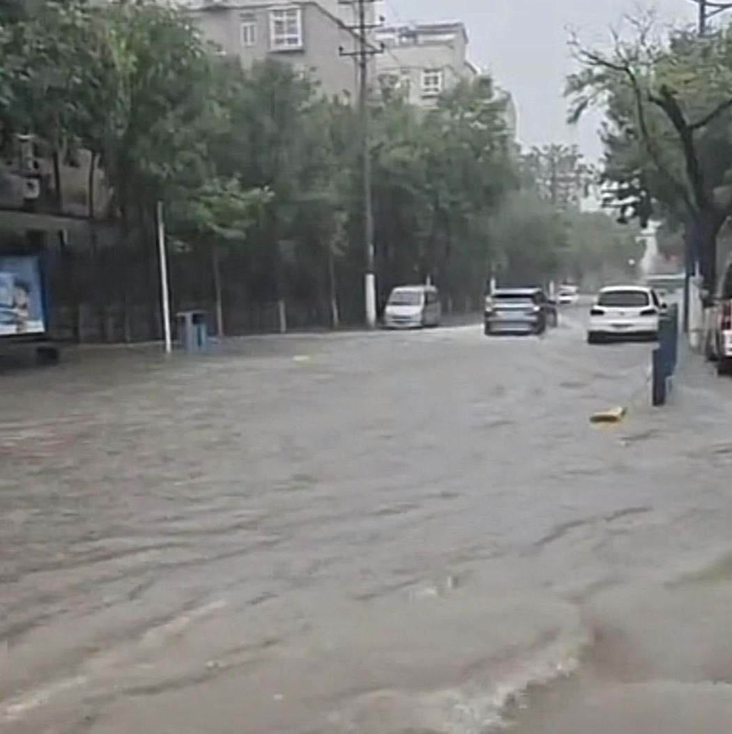 听说郑州又下暴雨了，知道雨很大，就是没想到这么大，从本地人发的视频来看……