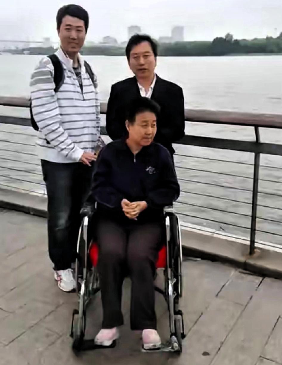 这个谎撒得惊天动地，却让亿万网友红了眼眶！央视曝光上海警官姜经纬，假扮山西老人儿