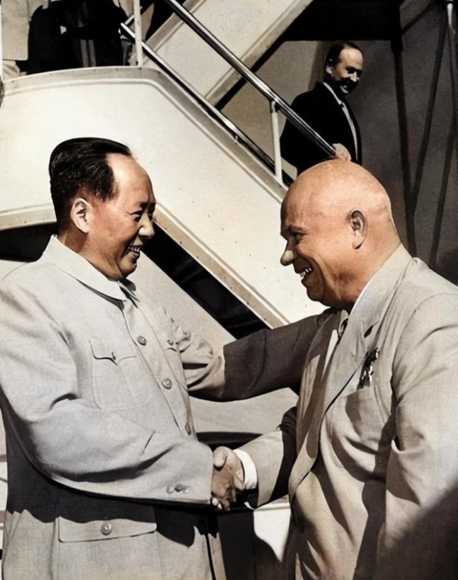 50年代老照片中，赫鲁晓夫访华时与毛主席在机场握手，当时关系亲密。但后来因主权