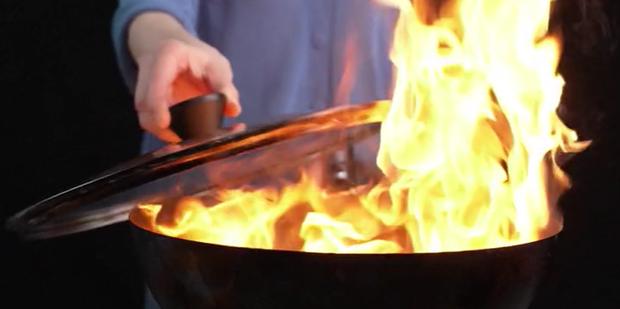 冷知识：油锅起火严禁浇水，用水扑救极易蔓延，简单一招轻松灭火2026年刚刚过