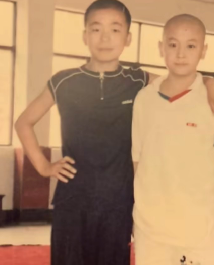 一向比较低调的释小龙在社交平台晒出一组照片官宣加盟王宝强自导自演的电影《狠家伙