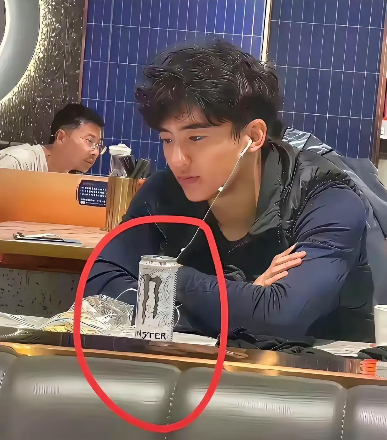 谢霆锋儿子手里这款进口饮品是什么？居然还能插耳机听歌，有钱人的生活也太惬意了