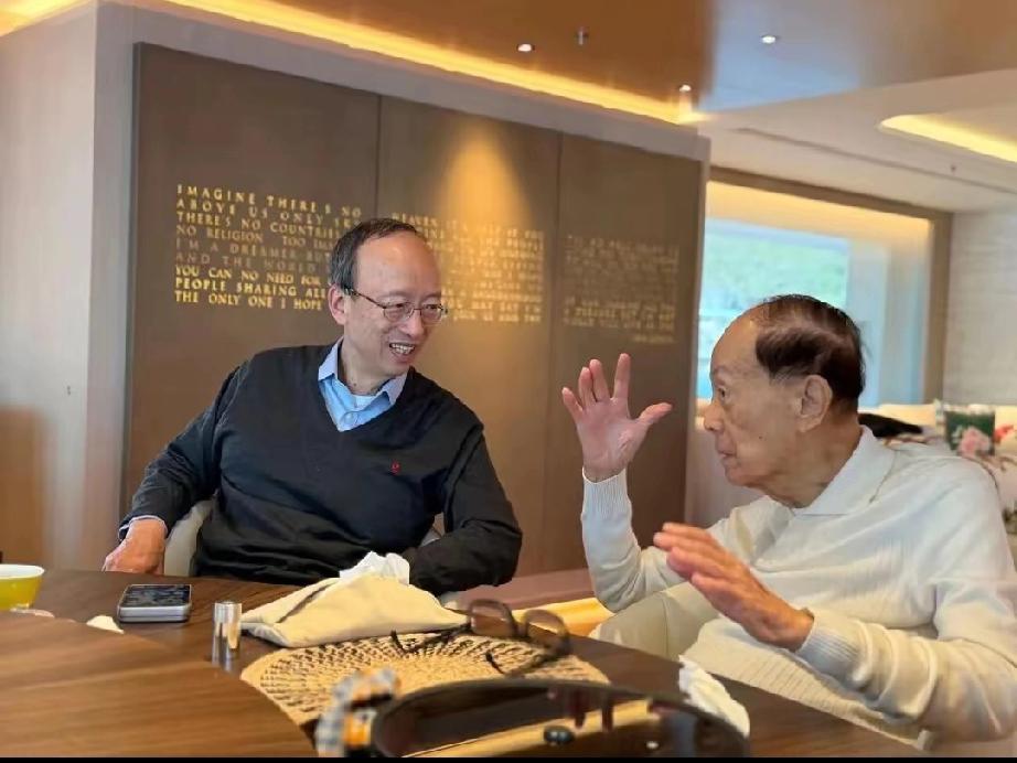 97岁李嘉诚又刷屏啦！近日他与医生吃火锅的照片曝光，虽头发稀疏有老年斑，但精神状