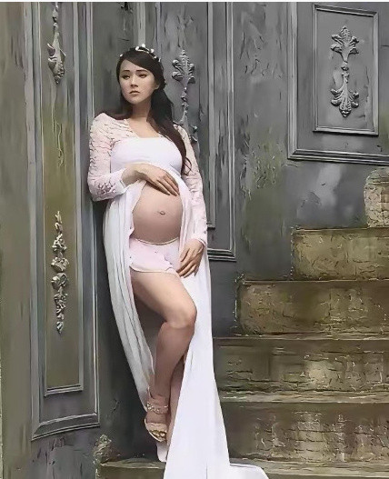 当年伊能静拍下这些照片，目的就是告诉大家怀孕不要羞耻。如果你是女孩子，愿意拍下这