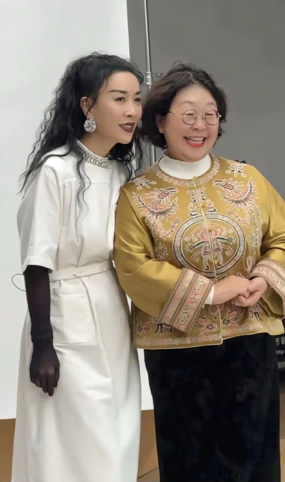 那英实实在在给所有人上了一课：只要我不尴尬，尴尬的就是别人！综艺后台偶遇杜海涛妈