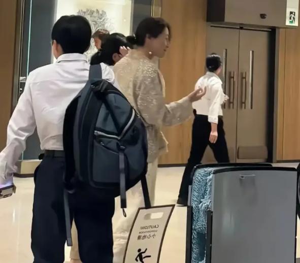 宗馥莉最新动态！！！宗馥莉现身香港咖啡店，一身名牌遮阳帽搭配珠宝，和在