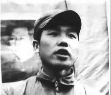 1950年，一个小战士冲入阵地，冒死夺回3挺重机枪。排长大怒，一把打翻，“不要命