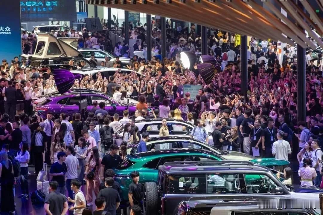 不知道大家有没有发现一个很扎心的现象：不少人嘴上吐槽现在的国产车越来越贵，感觉已