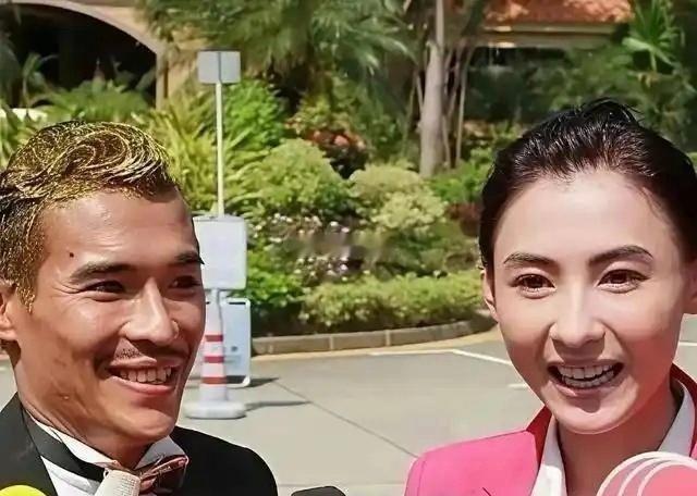 张柏芝和亲弟弟合影。仔细看看，两个人五官长得确实很像，但凑到一起，就完全不像了。[捂脸哭]​