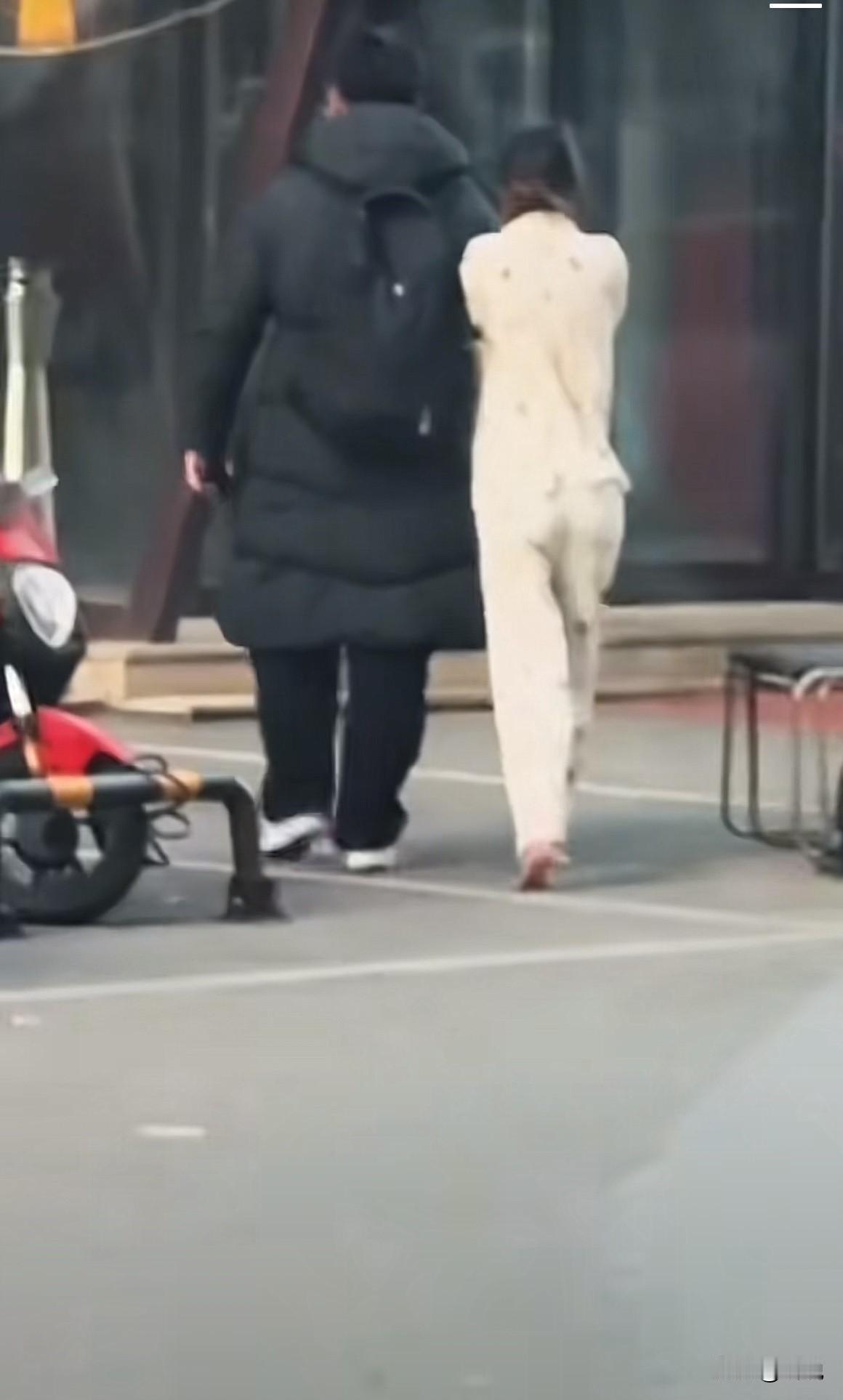 光脚事一般不会小吧，男的背着包，女的穿睡衣光着脚😯