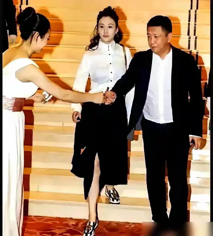 别迷信自律，50岁李小冉的冷白皮和48公斤，根本不是保养奇迹看到50岁的李小冉