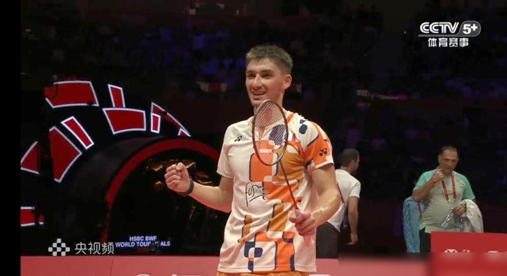 世界羽联巡回赛年终总决赛男单决赛，首局，央视解说嘉宾龚伟杰提了一嘴说石宇奇的移动