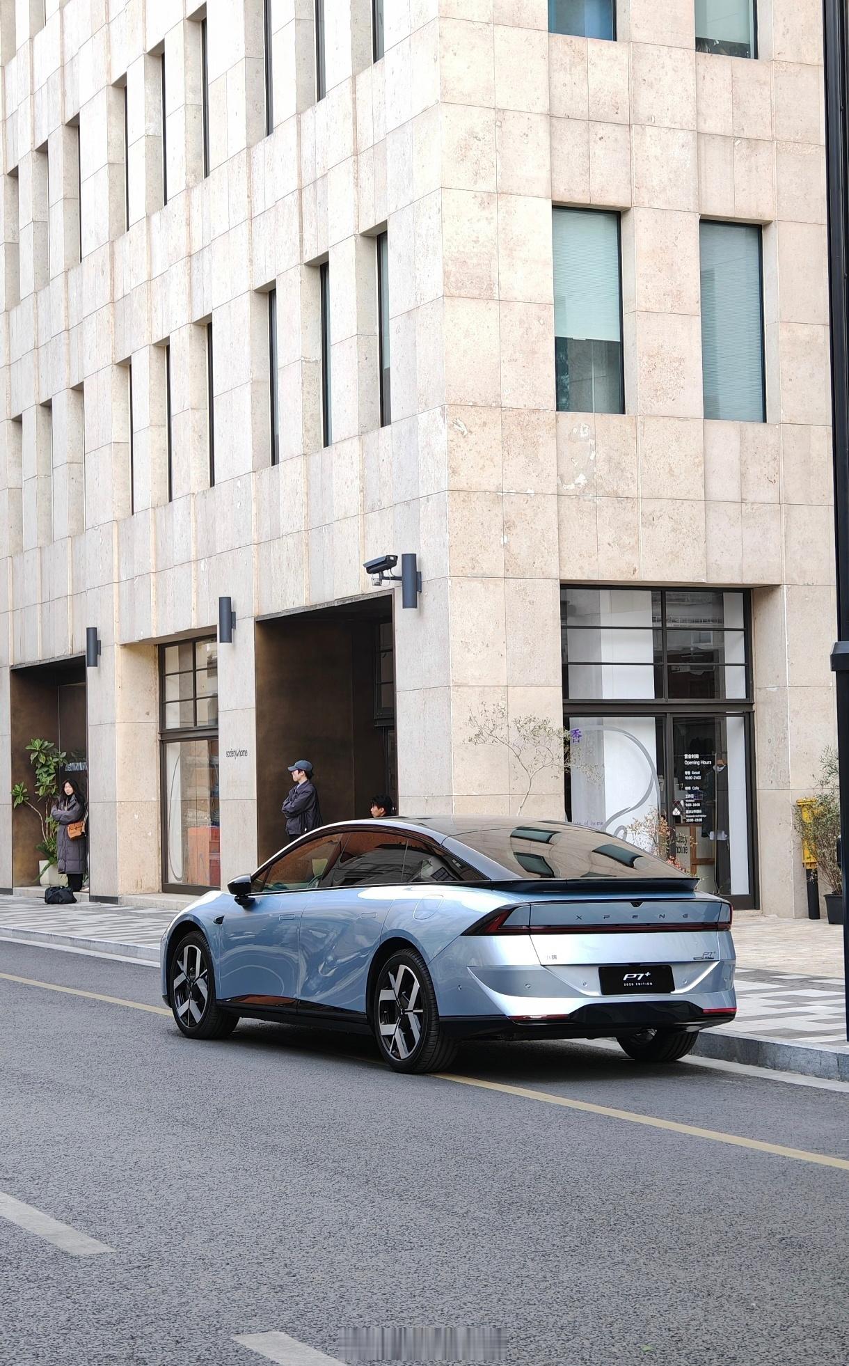 厉害的网友已经拍到了小鹏新P7+了，新的轮毂和包围，大家喜欢吗？