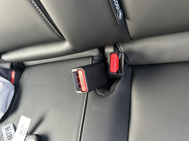 11代雅阁今天提车了，有几个点需要吐槽一下1、雅阁后排安全带扣头收不回来的吗