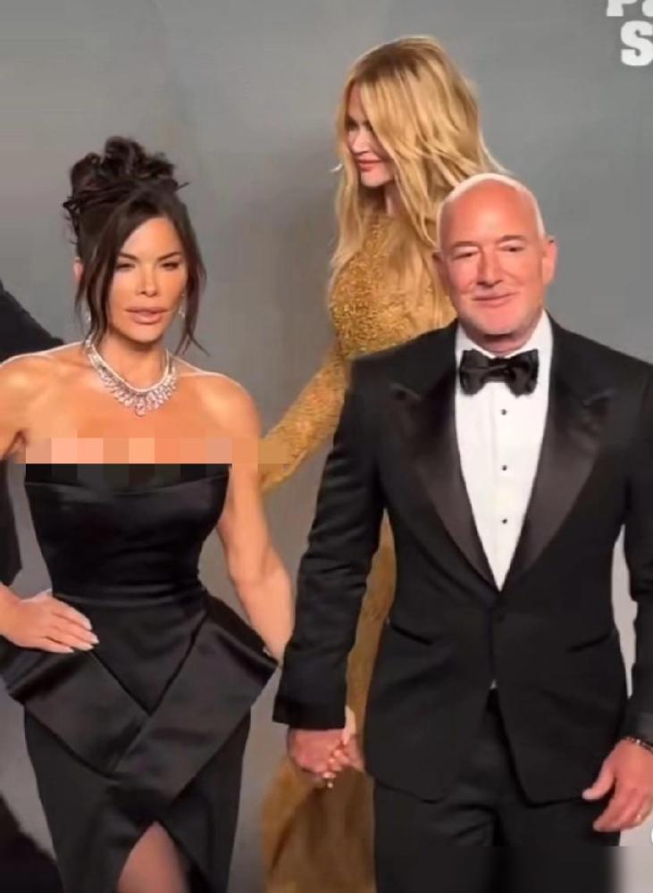 2026年3月15日，名利场奥斯卡派对红毯。贝佐斯夫妇正对着镜头摆姿势，摄