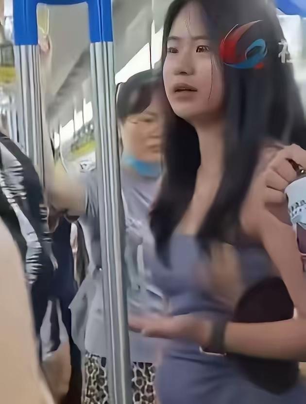 我可以骚，你不可以扰！近日，上海一地铁上一微胖女孩穿紧身吊带连