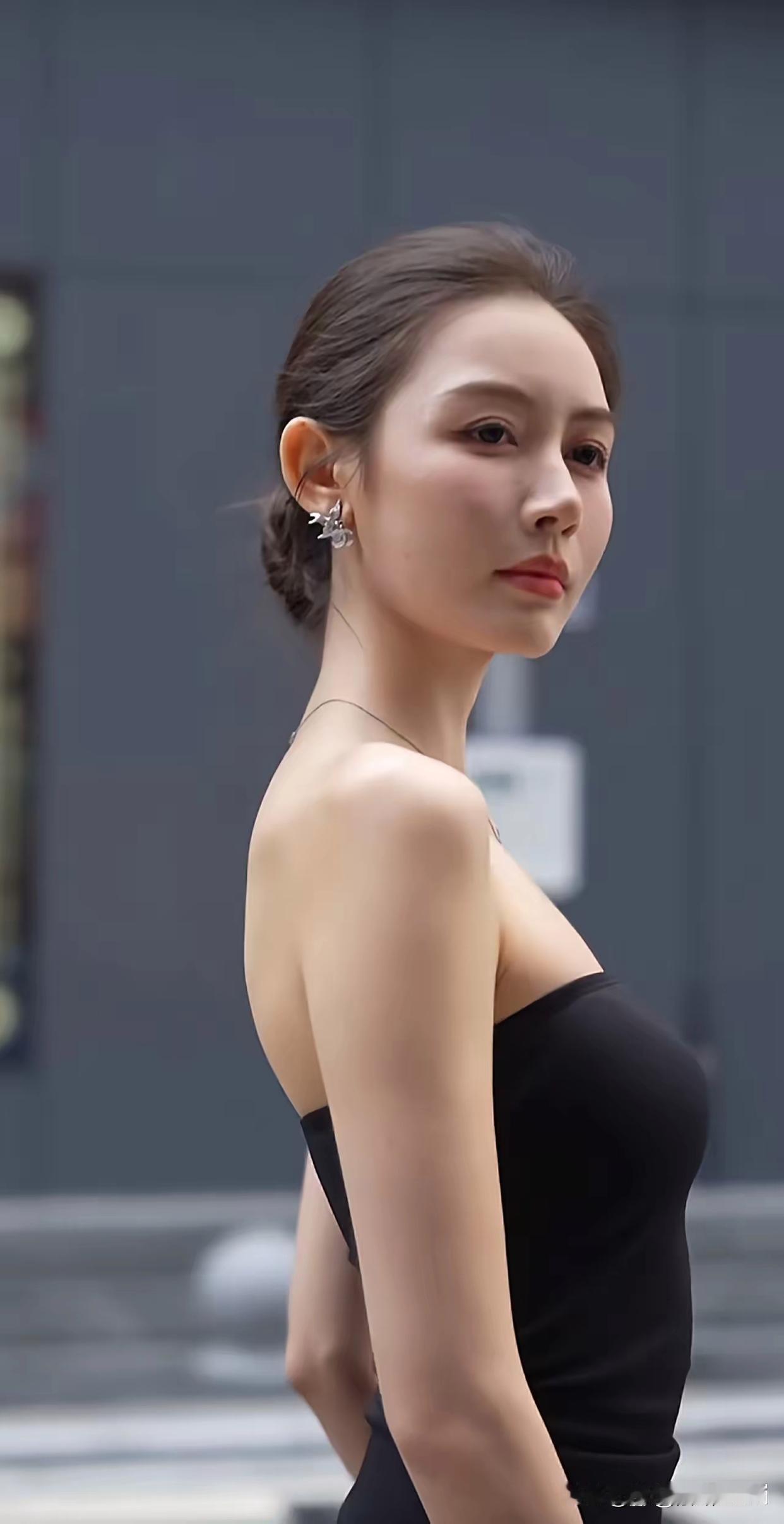 黑裙真的是都市时尚的经典利器！就像孙千穿的那件黑色吊带裙，魅力多面到让人惊叹。在