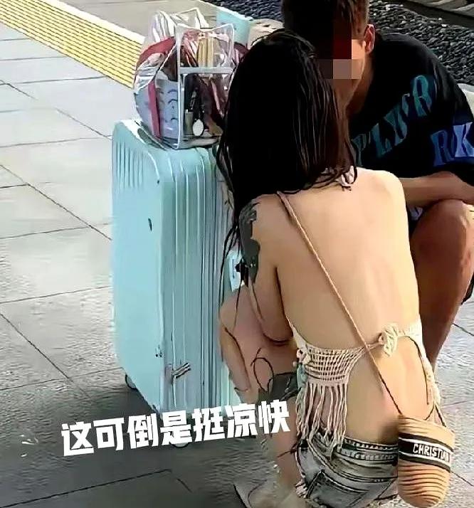 地铁里有女生穿的超短裙过短，旁边大爷表情不适，小孩问妈妈为何姐姐像穿内裤出门，场