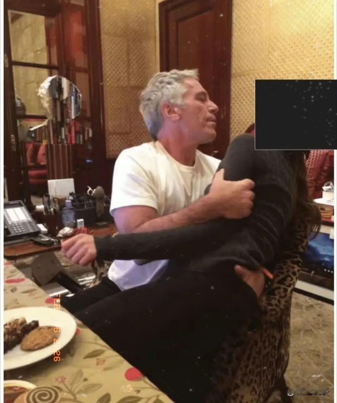 这张照片拍摄于杰弗里·爱泼斯坦位于纽约曼哈顿上东区的七层私人豪宅内，是其众多丑闻