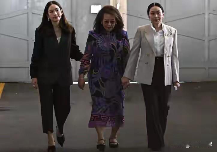 泰国前总理他信这事儿，真是比电视剧还曲折啊！刚刚他老婆和两个女儿去监狱探视，隔着