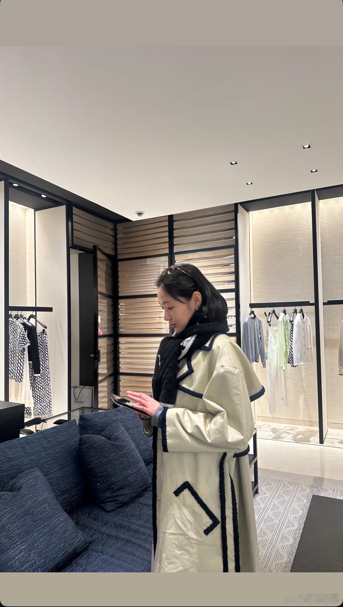 金高银造型师因其个人Instagram账号（