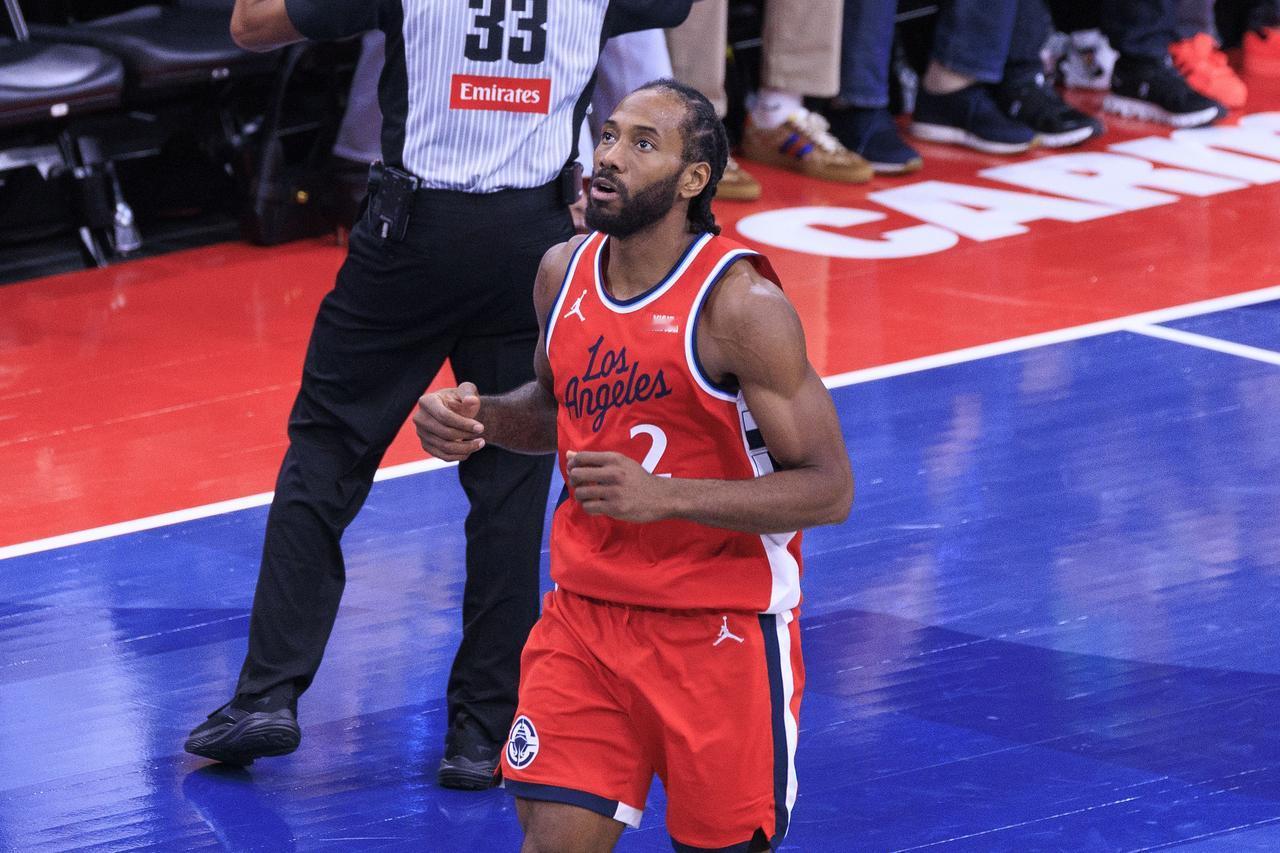 对小卡的使用，泰伦卢太离谱了！对阵灰熊，小卡打了28分31秒对阵独行侠，小