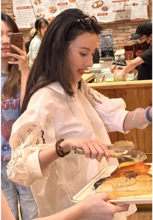 网友买面包偶遇明星宋祖儿，穿清爽白衬衫亲自挑选，这侧脸居然这么像张柏芝