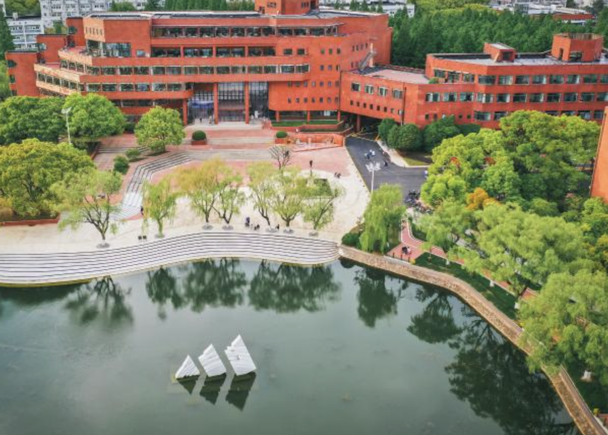 最近耿同学密集地爆出来很多大学教授的论文数据存在着弄虚作假。跟最近上海交通大学