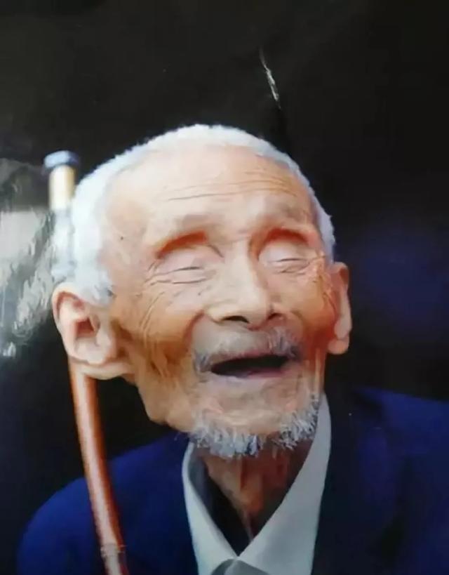 2010年11月，河南省泌阳县一位姓郭的“瞎老头”去世后，泌阳县政协、县委宣传部