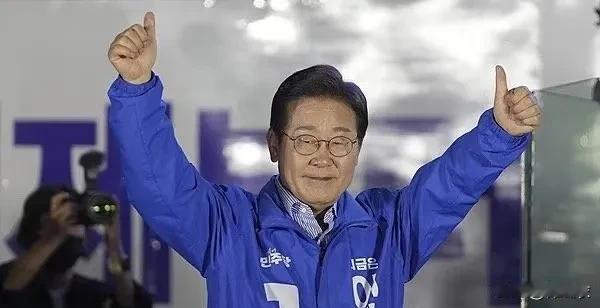 以前看综艺的时候，就能看出来李在明的心眼儿贼多，后来的各种新闻报道果不其然。