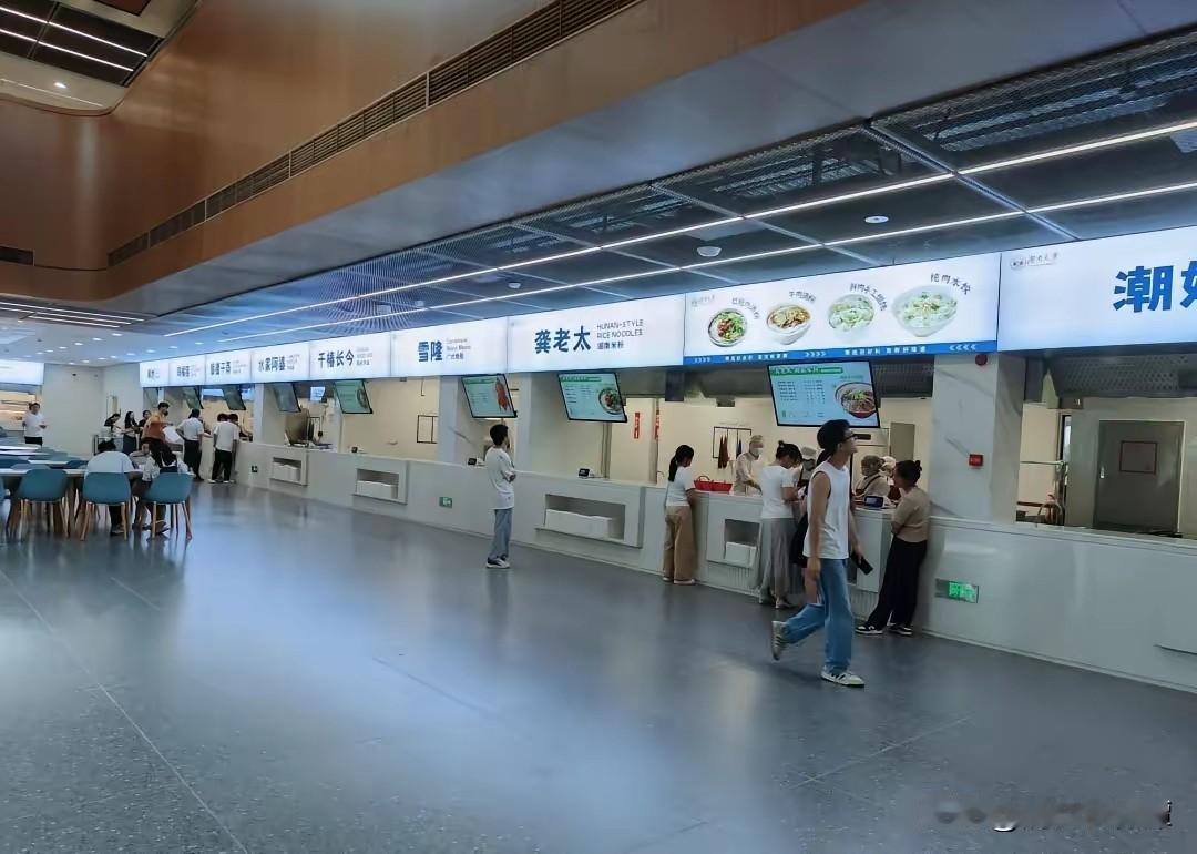 打卡湖南大学科创港校区新食堂啦！这个秋季学期，湖大科创港校区将迎来首批师生。暑