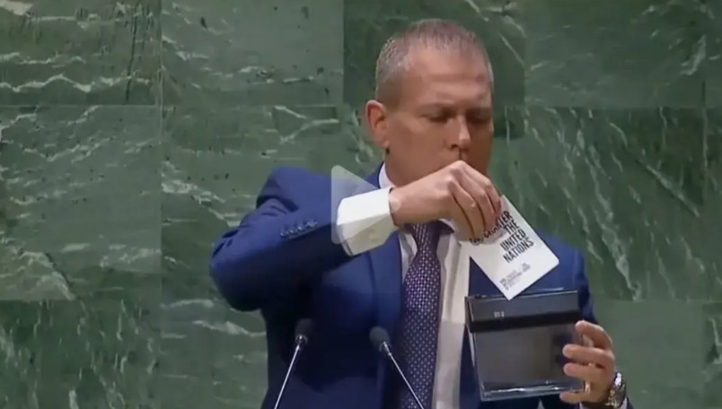 看历史，二战时期的犹太人，真的很容易让人产生同情心。二战后，联合国安理会决议，