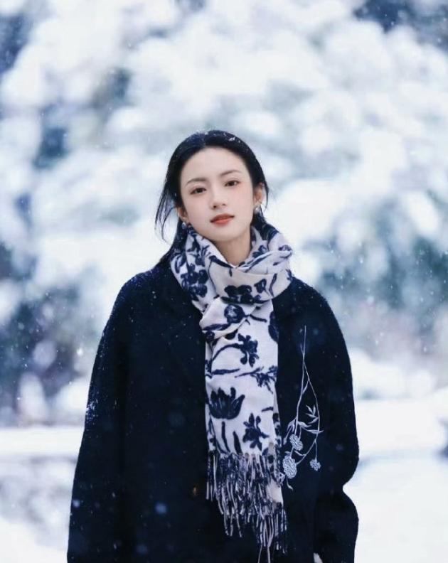 白鹿进组《开到荼蘼》！白鹿飞广州进组新剧了，还有彭冠英和常华森，也就是说，继《