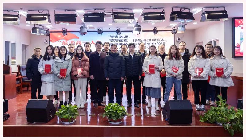 今年评职称条件变了，不再是优质课，优秀班主任和先进个人了。今年主要突出的是课题