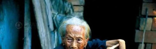 1939年，19岁少女，被日军推进洗澡房。翻译官笑眯眯说：“你有福了！你很漂亮，