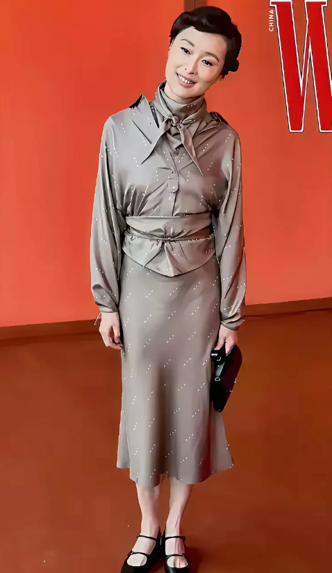 吴越不适合穿这种衣服，真的好显老啊